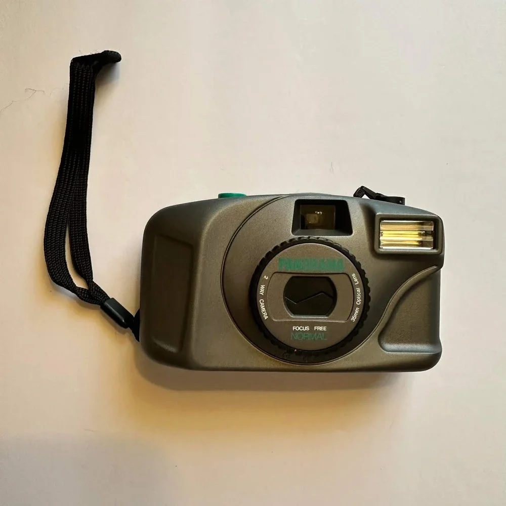 Vintage Avon 1997 Panorama 35mm Film Camera Focus Free Flash Gray 2043111‎
